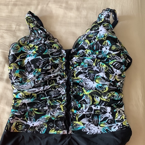 Beautiful one pieces bathing suit - Picture 8 of 9